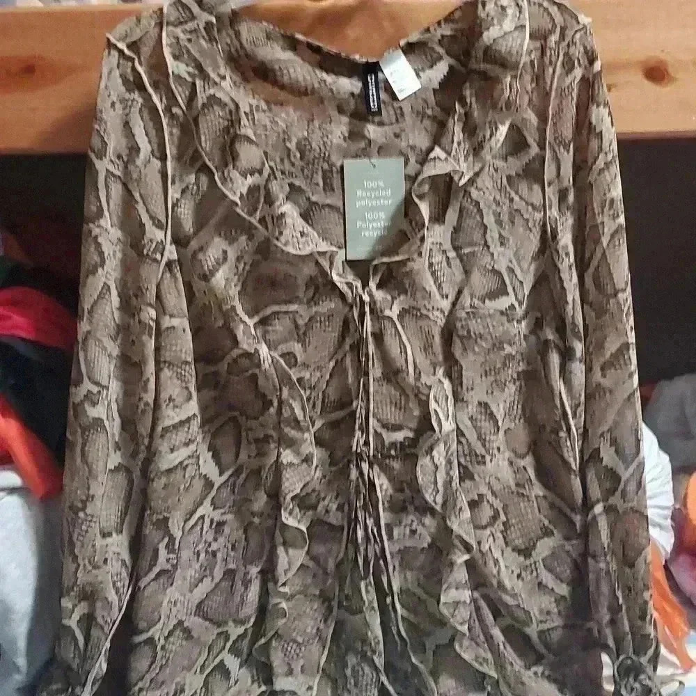 ☆☆☆Divided long sleeve blouse